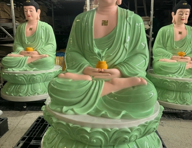 A Di Đà Đá ngồi 1,5m