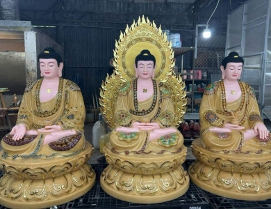 A Di Đà Đá ngồi 1,5m