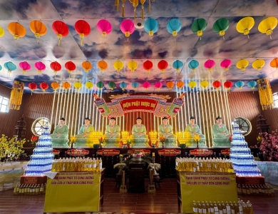 A Di Đà Đá ngồi 1,5m