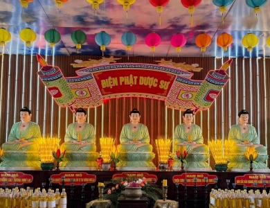 A Di Đà Đá ngồi 1,5m
