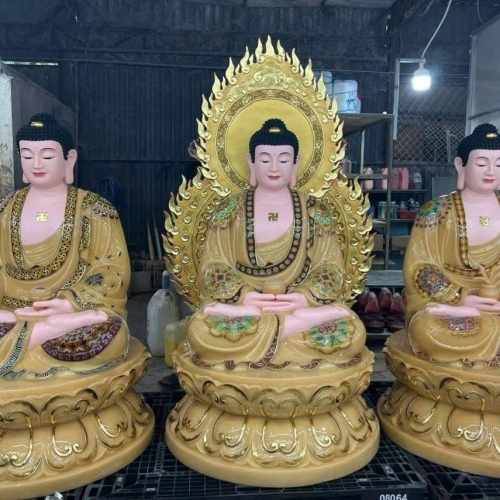 A Di Đà Đá ngồi 1,5m