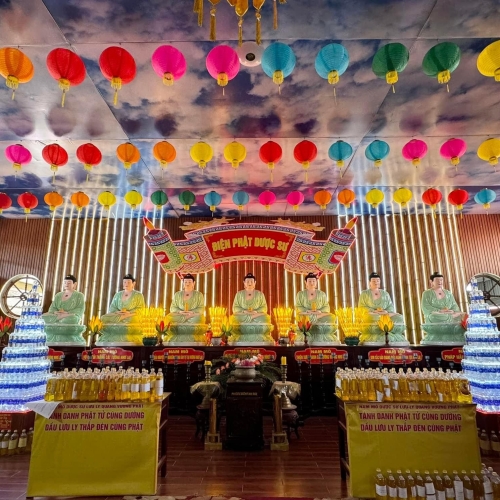 A Di Đà Đá ngồi 1,5m
