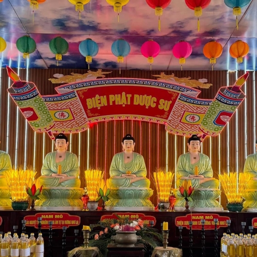A Di Đà Đá ngồi 1,5m